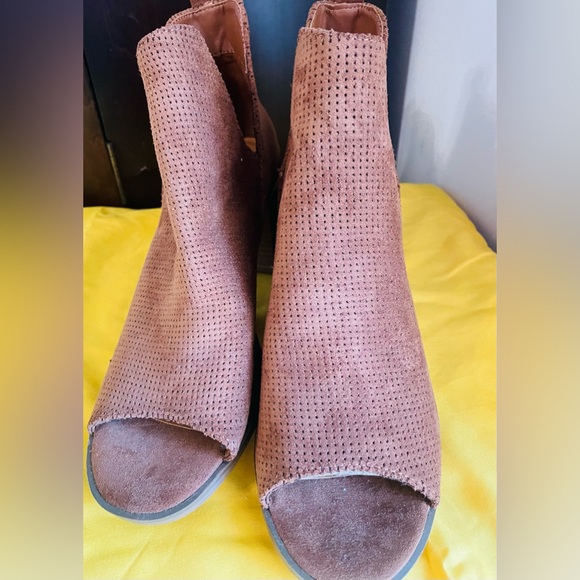 Universal Thread Charlee Booties - Picture 4 of 5